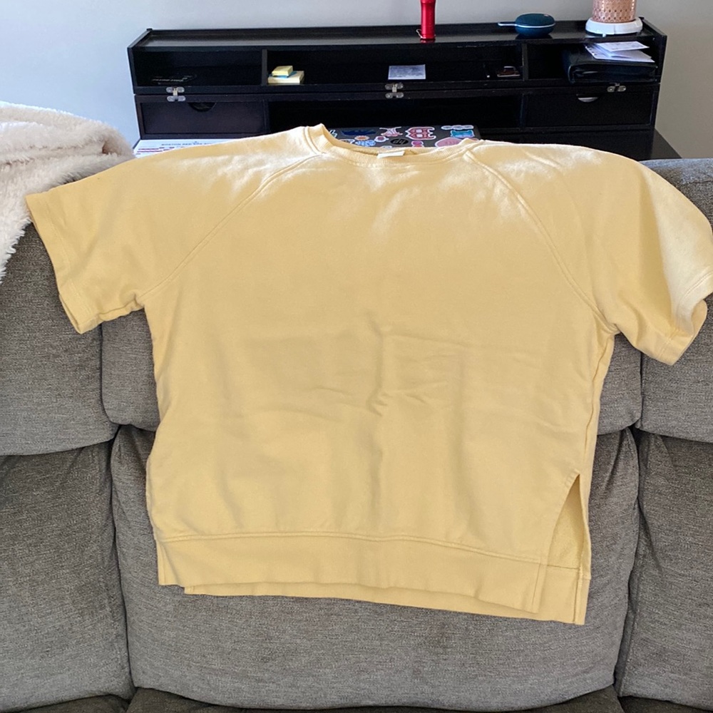 Pale yellow short-sleeved sweatshirt